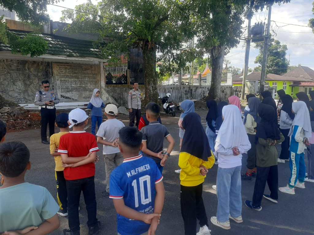 Bhabinkamtibmas Polsek Lubuk Sikaping Ajak Pelajar Untuk Waspadai Judi&nbsp;Oline