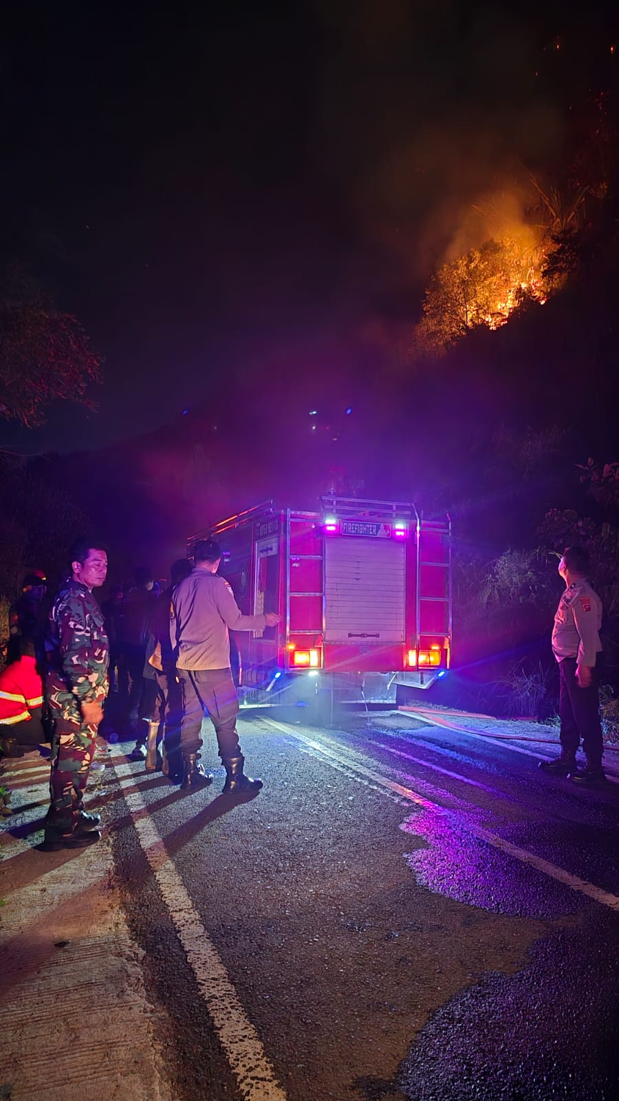 Bhabinkamtibmas Polsek Harau Turun Langsung ke Lokasi Kebakaran di Jorong Tarantang