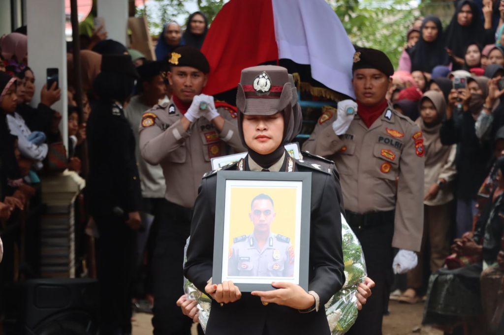 Kapolres Solok Pimpin Upacara Pemakaman Brigpol Joni Permana,&nbsp;S.H