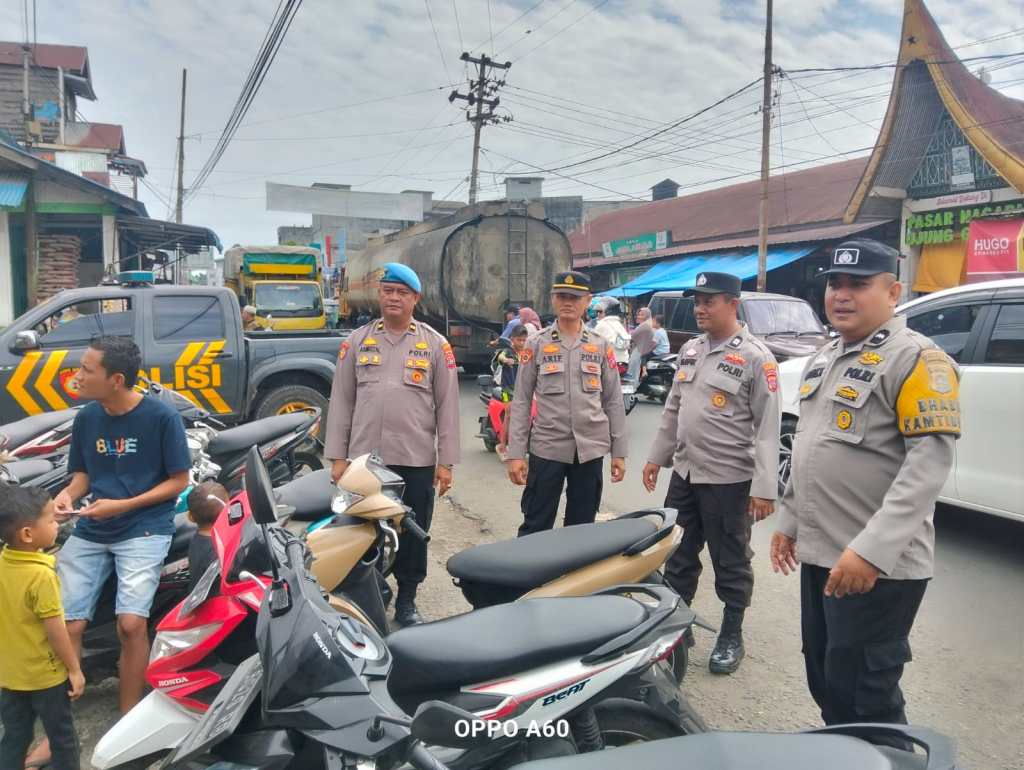 Personel Polsek Lembah Melintang Tertibkan Parkir Ilegal dan Antisipasi Premanisme di Pasar Tradisional Ujung&nbsp;Gading