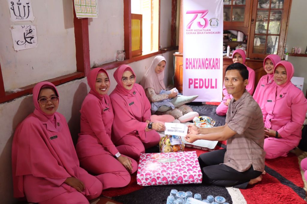 Bhayangkari Peduli, Ny. Wiwik Agus Hidayat Berikan Santunan dan Batuan Sembako Kepada&nbsp;Warakawuri