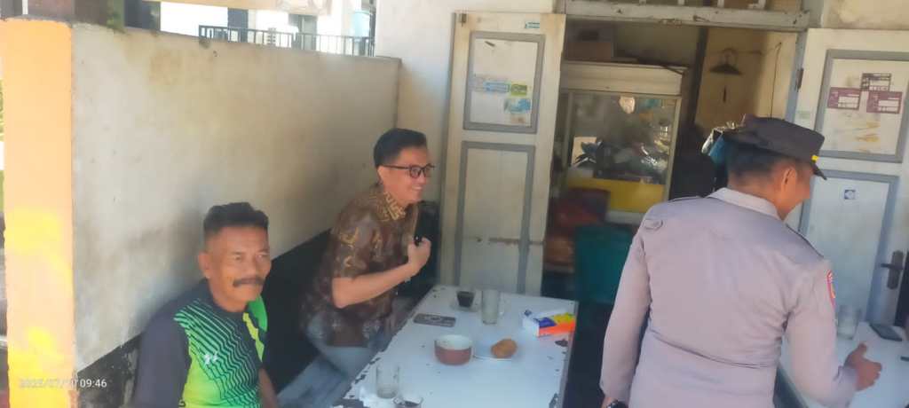 Dekatkan Diri dengan Warga, Kasat Binmas Polres Sawahlunto Sampaikan Himbauan Kamtibmas di Warung Warga Tanah&nbsp;Lapang