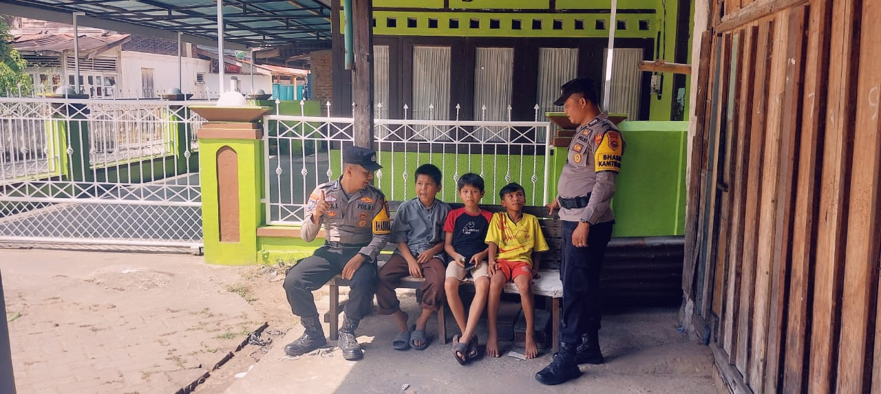 Personel Polsek IX Koto Sungai Lasi Patroli Sambil Mengayomi Anak-anak di Wilayah Hukum