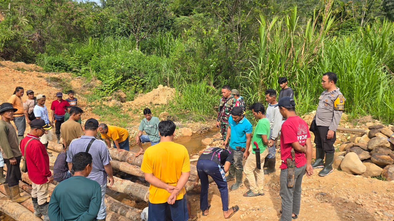 Bhabinkamtibmas Nagari Harau Bersama Warga Laksanakan Gotong Royong Pembuatan Jembatan Kayu di Jorong Landai