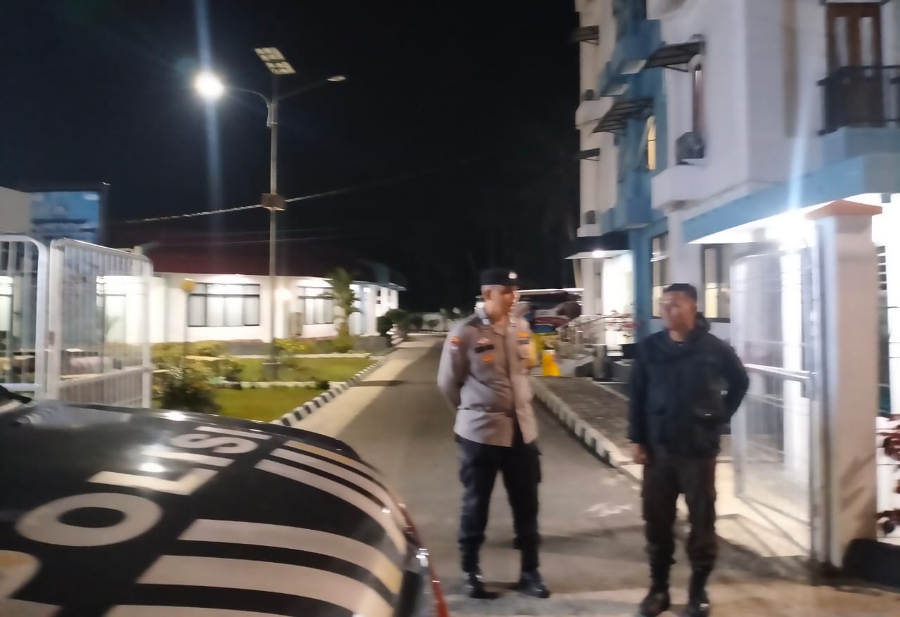 Polsek Barangin Intensifkan Patroli Malam, Fokus Amankan Objek Vital dan Beri Himbauan pada Petugas Keamanan