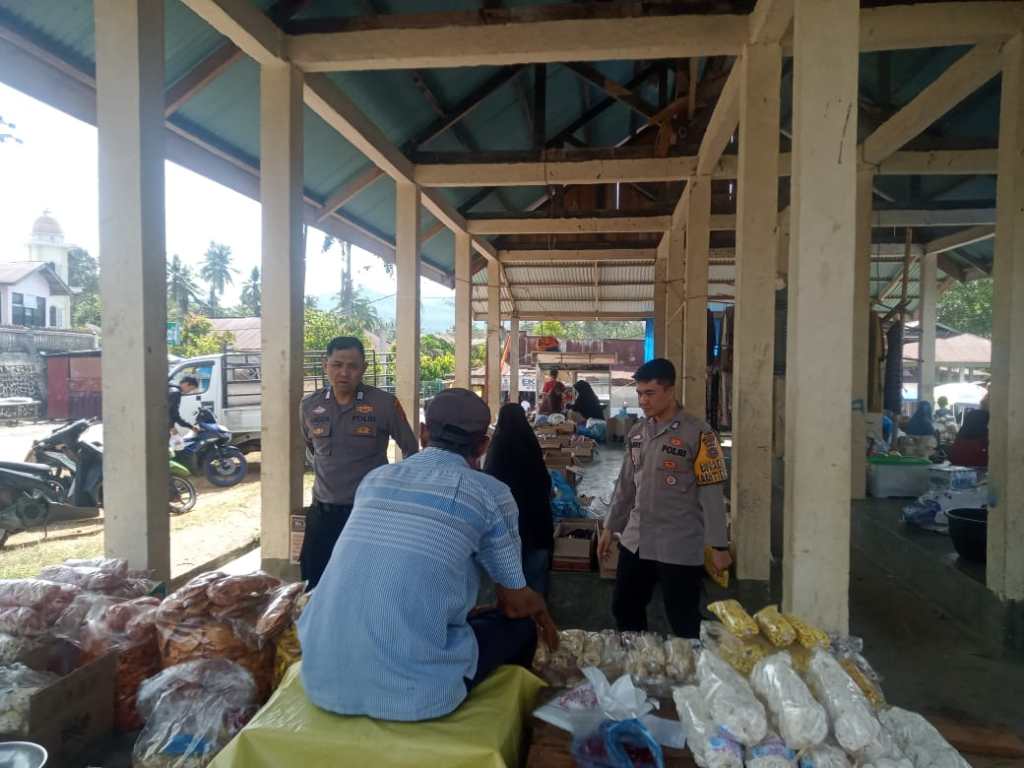 Jalin Silaturahmi dengan warga, Personil Polsek Tanjung Emas Sambangi Kegiatan Masyarakat di Pasar Nagari Koto&nbsp;Tangah