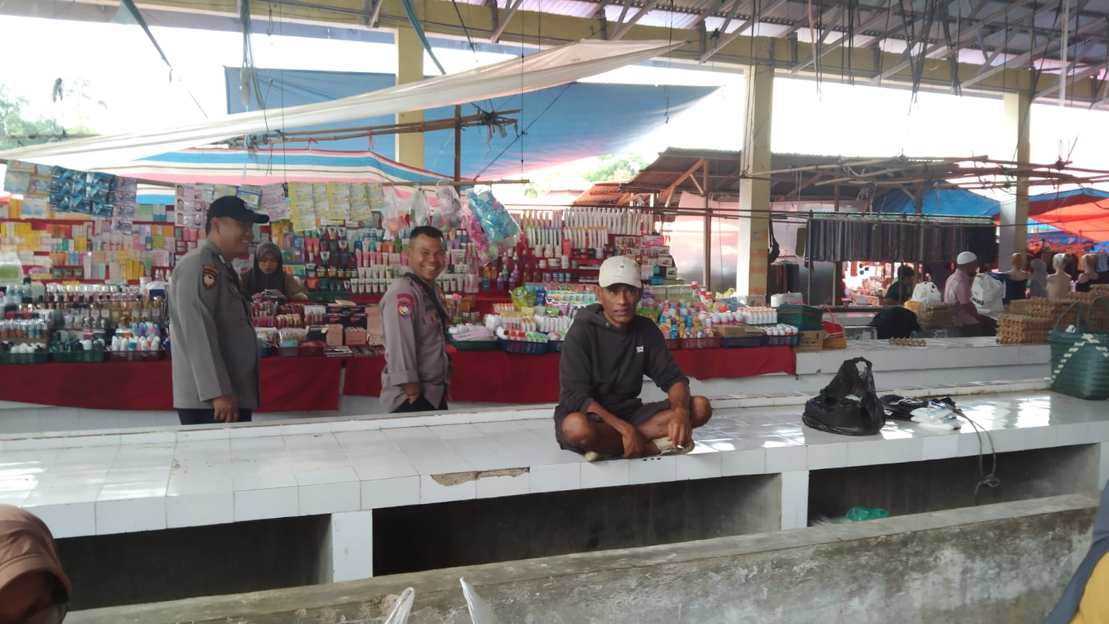 Polisi Hadir di Tengah Pasar: Cegah Macet, Tangkal Kejahatan, dan Jaga Stabilitas Harga