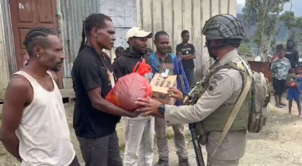 Satgas Ops Damai Cartenz Tebar Kepedulian dan Kebahagiaan di Paniai dan Intan&nbsp;Jaya