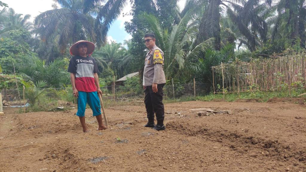 Bhabinkamtibmas Ajak Warga Nagari Ranah Palabi Dukung Ketahanan Pangan dengan Tanam&nbsp;Jagung