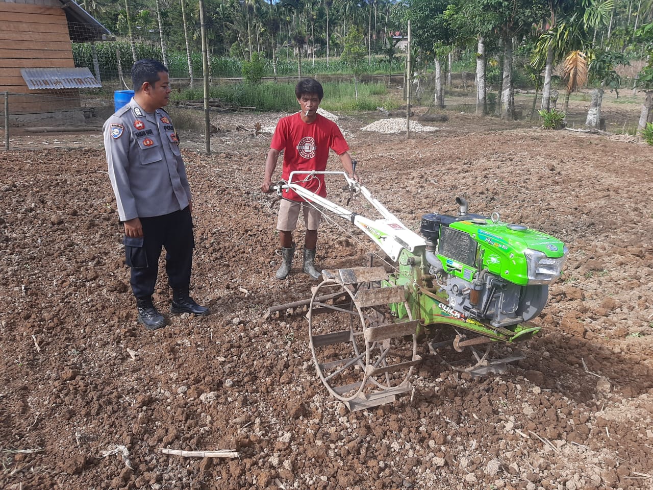 Bhabinkamtibmas Nagari Simpang Tonang kontrol Lahan Masyarakat Jorong Harapan Rakyat