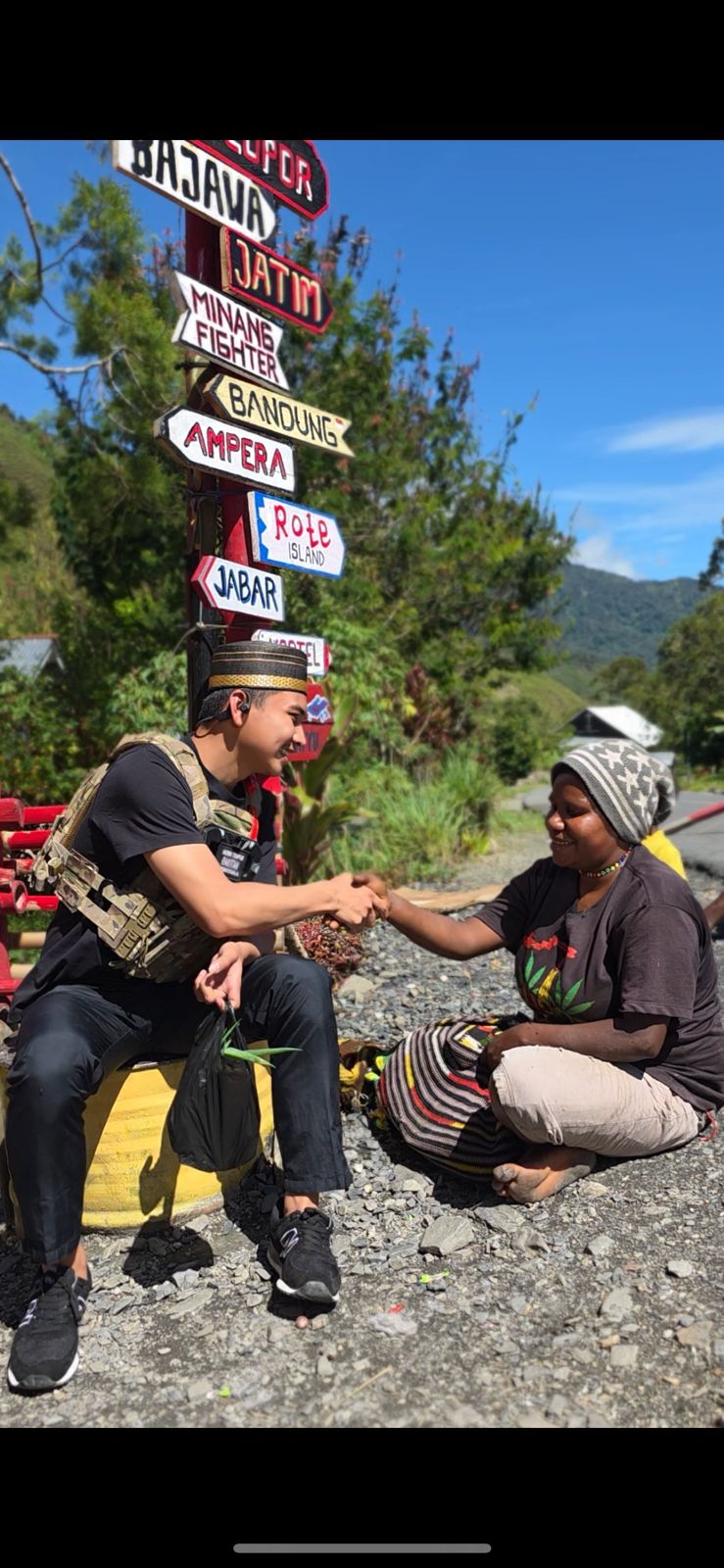Satgas Operasi Damai Cartenz Sambangi Mama-mama di Distrik Kulirik, Puncak&nbsp;Jaya