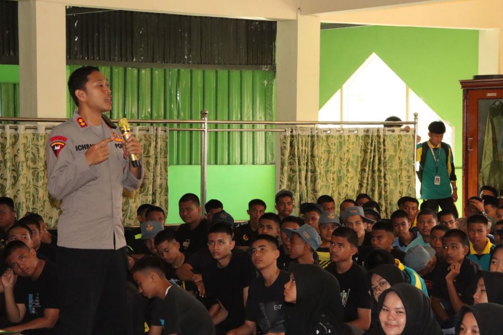 Police Goes To School, Kapolres Tanah Datar Berikan Materi Kepada Siswa/i di SMA N 2 Batusangkar pada Masa Pengenalan Lingkungan Sekolah&nbsp;(MPLS)