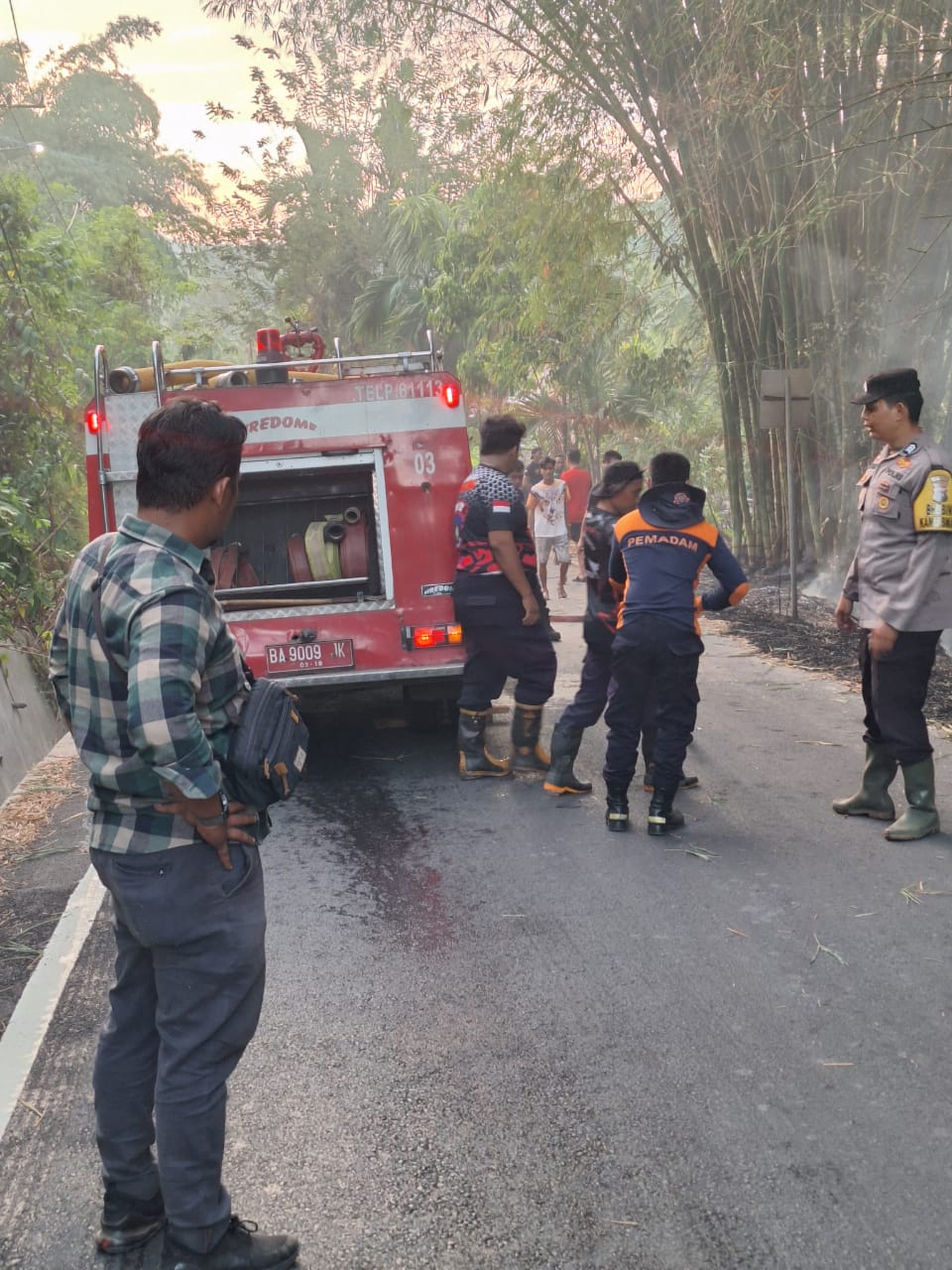 Bhabinkamtibmas Kolok Mudiak Dan Damkar Berhasil Atasi Kebakaran Lahan dan Rumpun Bambu di Desa Kolok&nbsp;Mudiak