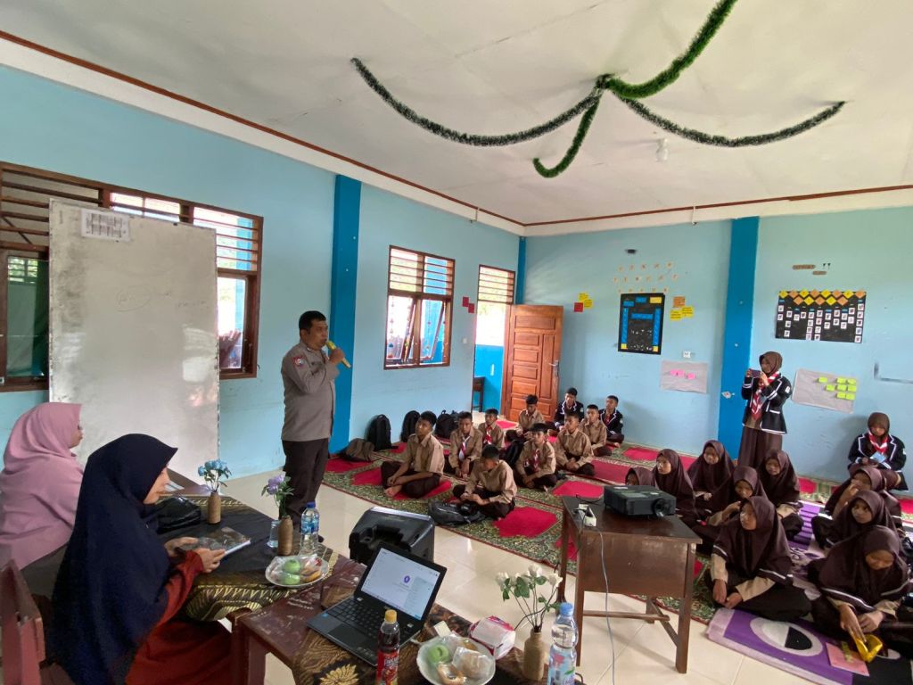 Bripka Weldy Saputra Bawa Pesan Moral ke SMP IT Marhama: “Jauhi Narkoba, Raih Masa Depan&nbsp;Gemilang”