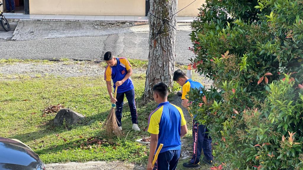 Jumat Bersih ala Polisi: Mako Kinclong, Semangat Semakin&nbsp;Menyala