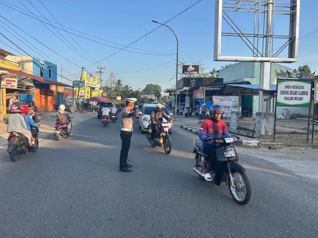 Satuan Lalu Lintas Polres Sijunjung Melaksanakan Kegiatan Pengaturan Pagi, Demi Terciptanya Kamseltibcar&nbsp;Lantas