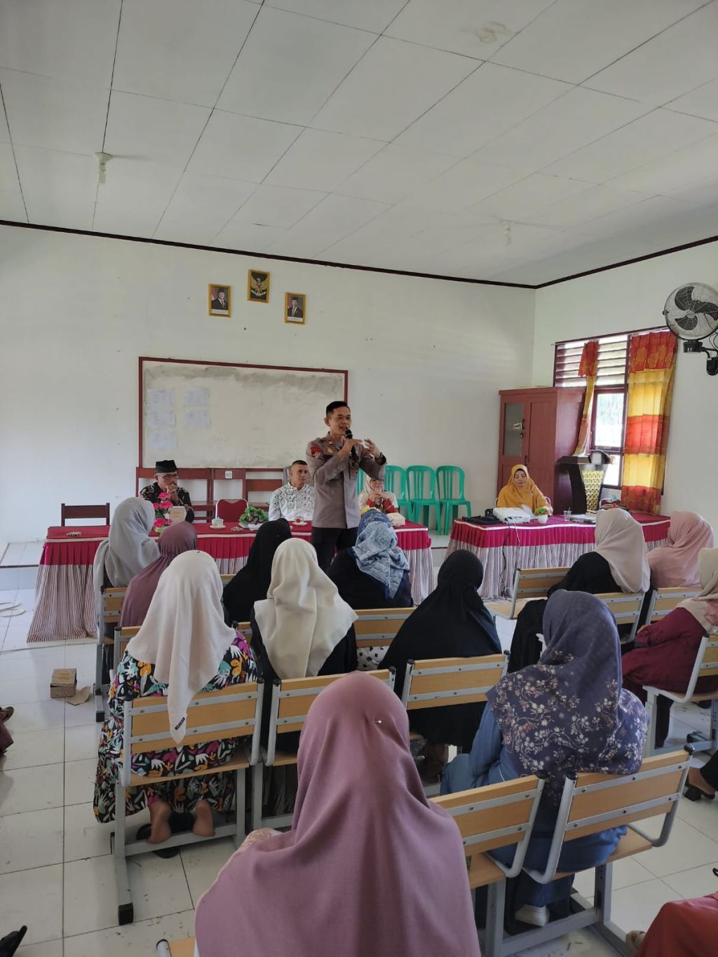 Kapolsek Sumpur Kudus IPTU Dedi Kurnia Putra, S.E., Sosialisasikan Pentingnya Peran Keluarga dalam Mendidik Karakter dan Mental Anak di SMAN 8&nbsp;Sijunjung