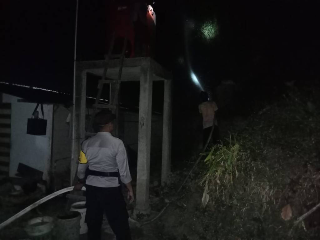 Personel Polsek IX Koto Sungai Lasi Datangi TKP Kebakaran Lahan Pinus di Nagari&nbsp;Pianggu