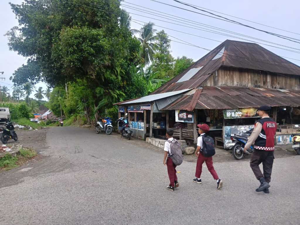 Beri Rasa Aman, Personel Polres Agam Gelar Pengaturan Jalan Pagi&nbsp;Hari