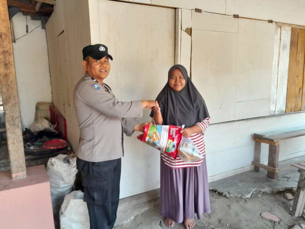 Polisi Peduli, Bhabinkamtibmas Nagari Sungai Dareh Salurkan Bansos untuk&nbsp;Warga