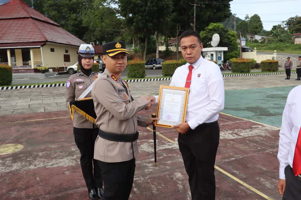 Kapolres Solok Selatan Berikan Penghargaan kepada Personel Atas Dedikasi dan&nbsp;Prestasi