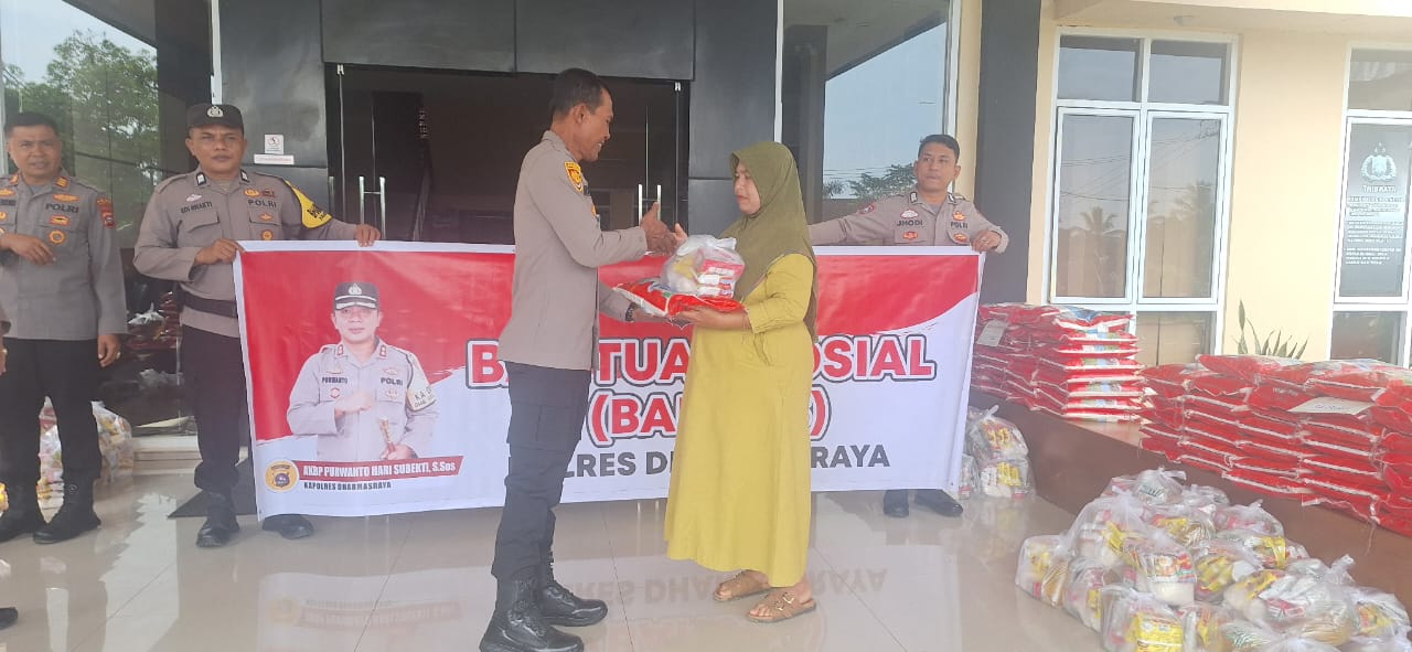 Polres Dharmasraya Serahkan Bansos kepada Masyarakat Gunung Medan