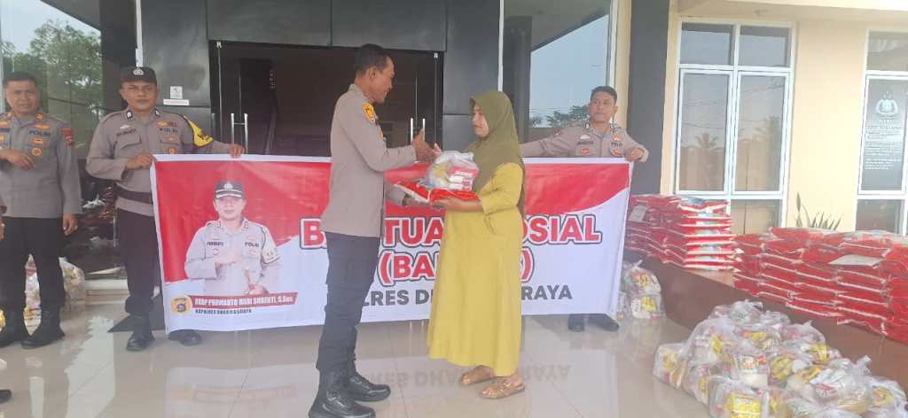 Polres Dharmasraya Serahkan Bansos kepada Masyarakat Gunung&nbsp;Medan