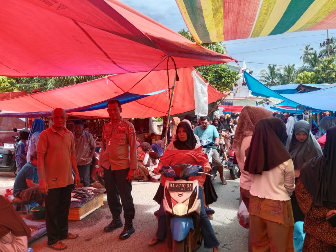 Cegah Aksi Premanisme dan Pungli di Pasar Tradisional Sasak, Kapospol Sasak dan Bhabinkamtibmas Intensifkan Patroli