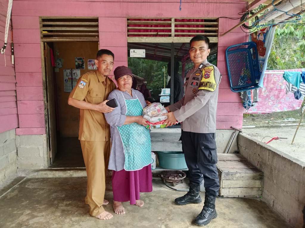 Warga Ucapkan Terima Kasih kepada Polres Dharmasraya atas Penyerahan&nbsp;Bansos