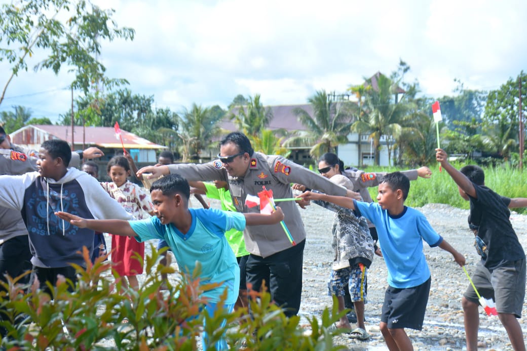 Simbol Damai dan Kasih Sayang, Satgas Ops Damai Cartenz Bermain Bersama Anak-anak Mimika