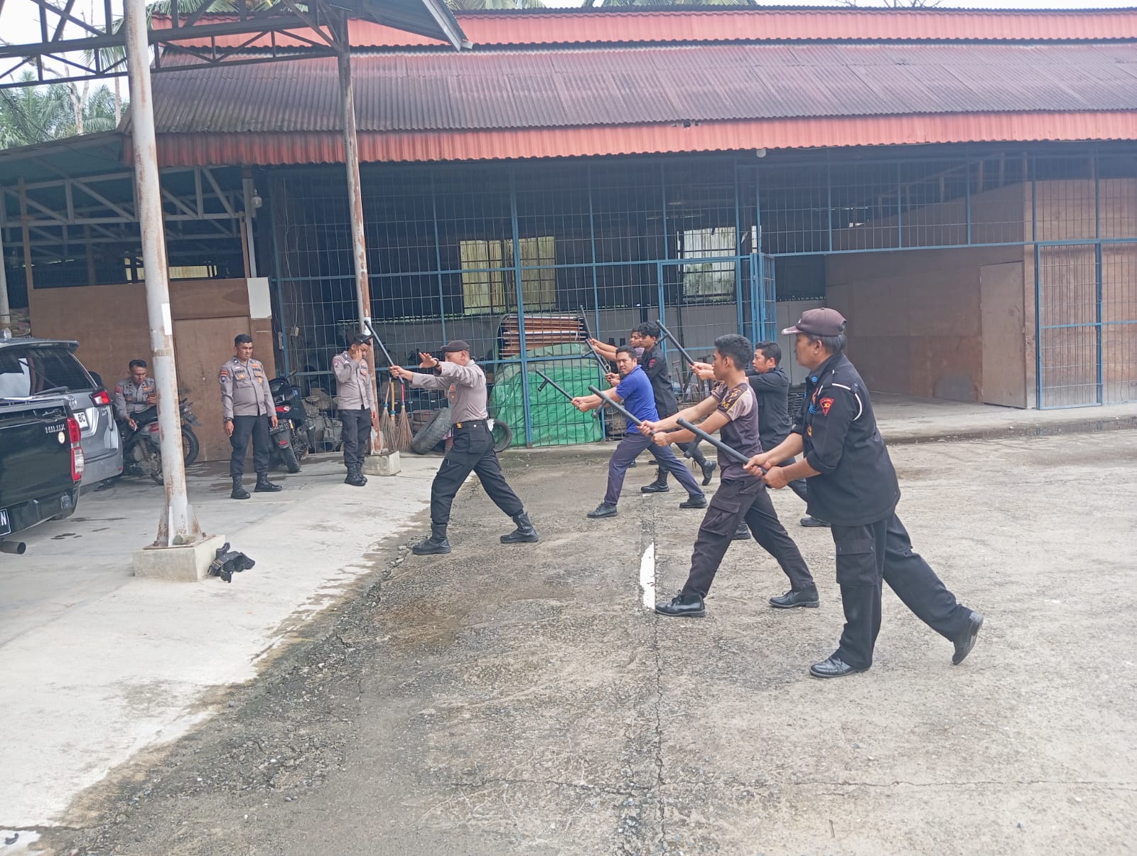 Satpam PT. X Dareh Group Dibekali Materi dan Teknik Dasar Pengamanan oleh Satbinmas Polres Dharmasraya