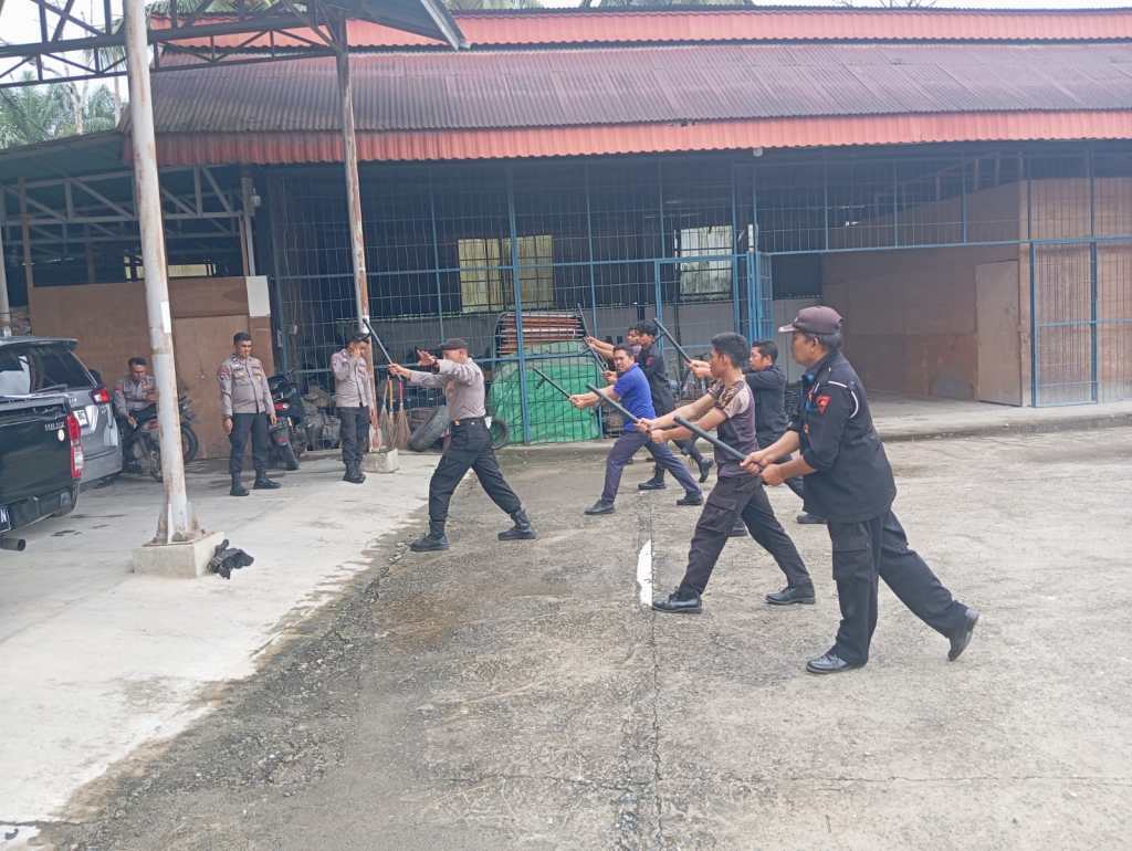 Satpam PT. X Dareh Group Dibekali Materi dan Teknik Dasar Pengamanan oleh Satbinmas Polres&nbsp;Dharmasraya