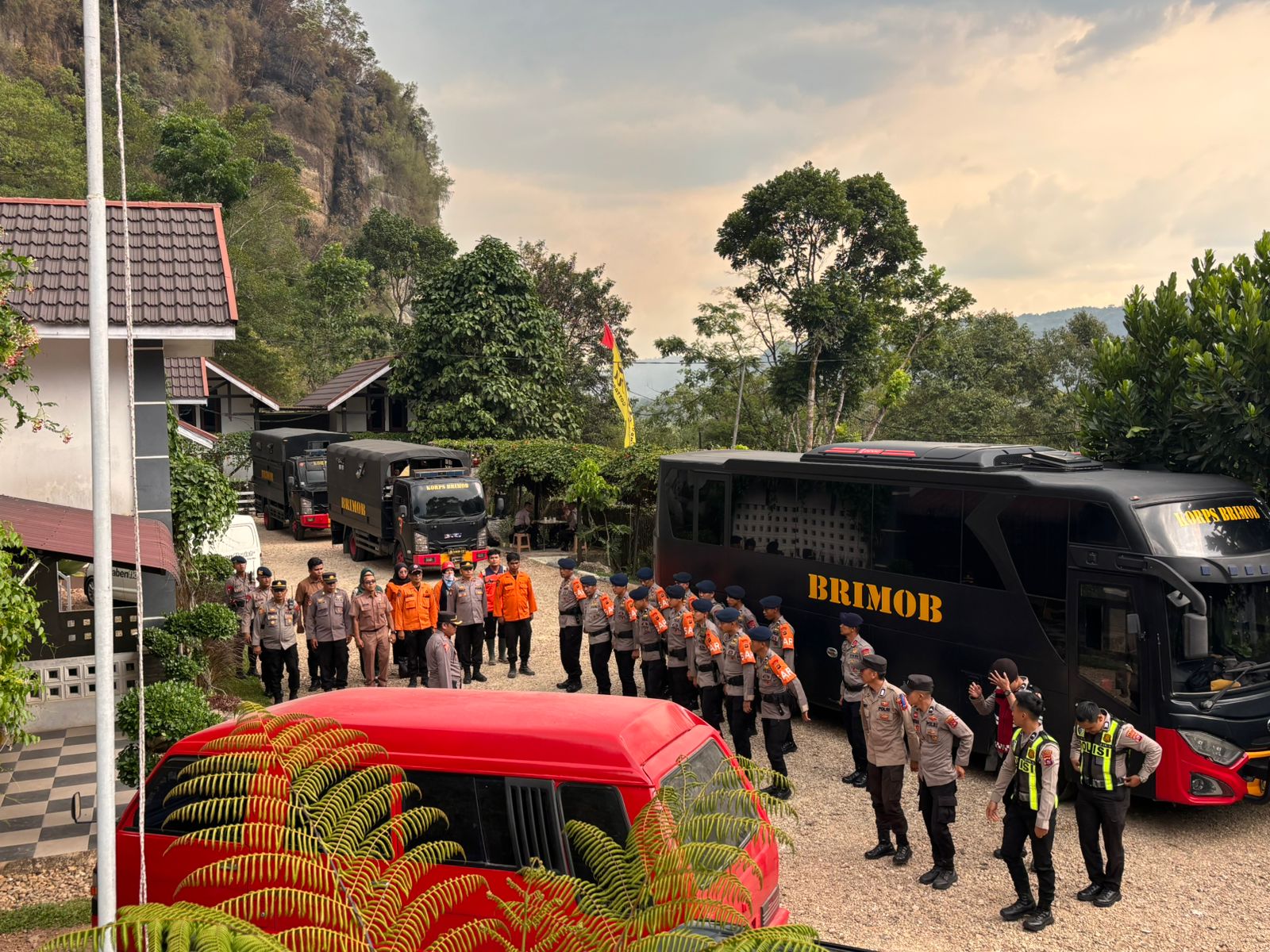 Polres 50 Kota bersama Instansi terkait Laksanakan Pemadaman Kebakaran hutan di Lembah Harau