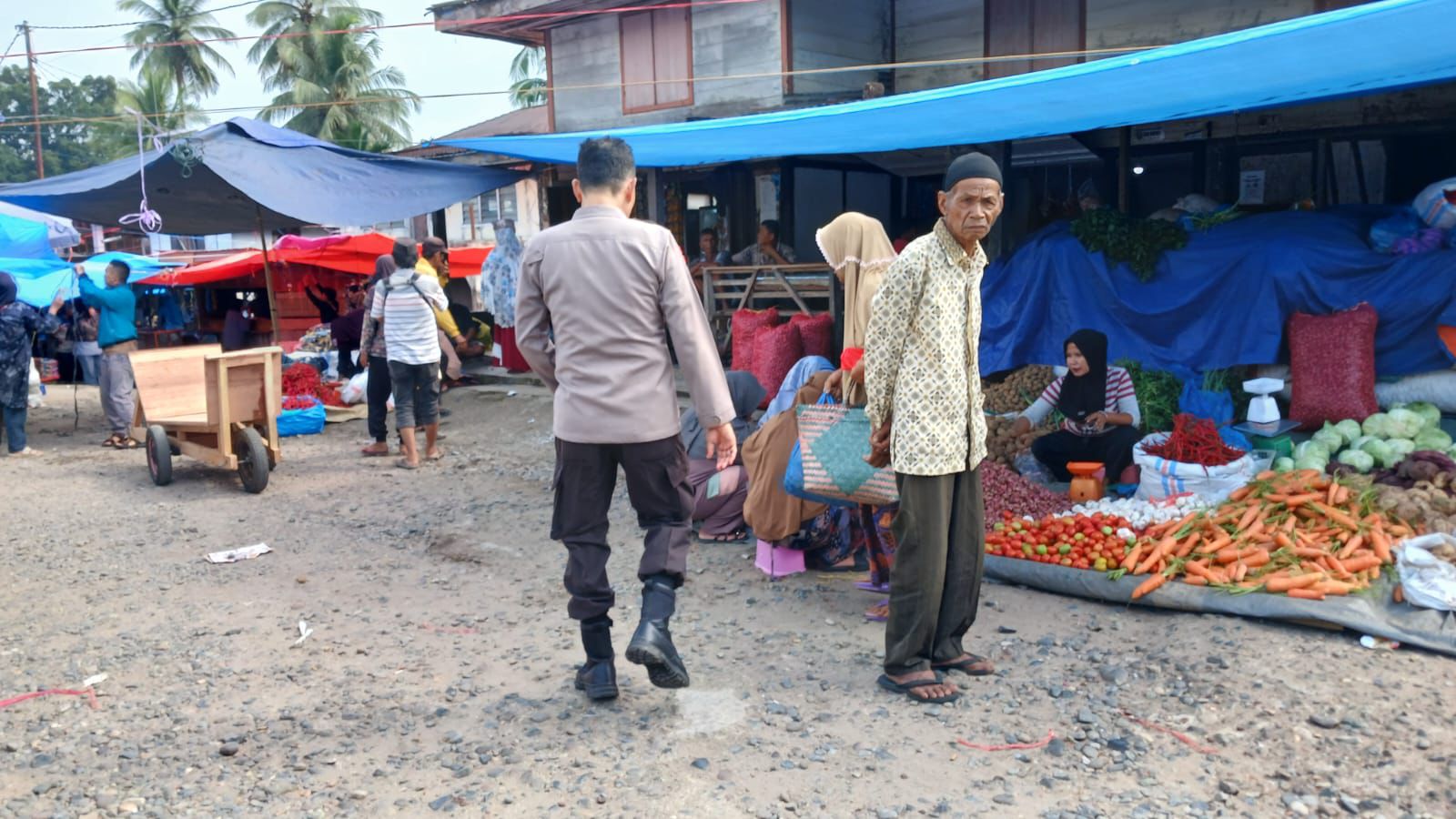 Polsek Sumpur Kudus Laksanakan Himbauan Kamtibmas dan Patroli Jalan Kaki di Pasar Kumani