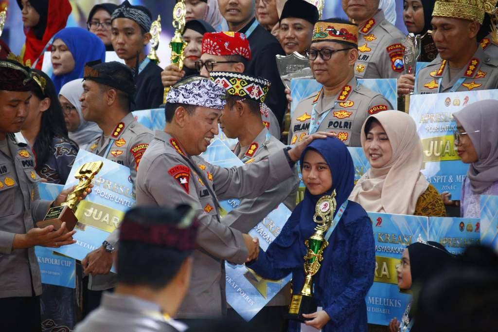 Kapolri Berikan Apresiasi Kepada Adhisty Atas Juara Lomba Melukis&nbsp;Difabel