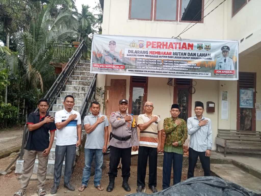 Pemasangan Spanduk Larangan Pembakaran Hutan, Bukti Sinergitas Bhabinkamtibmas dan Pemerintahan&nbsp;Nagari