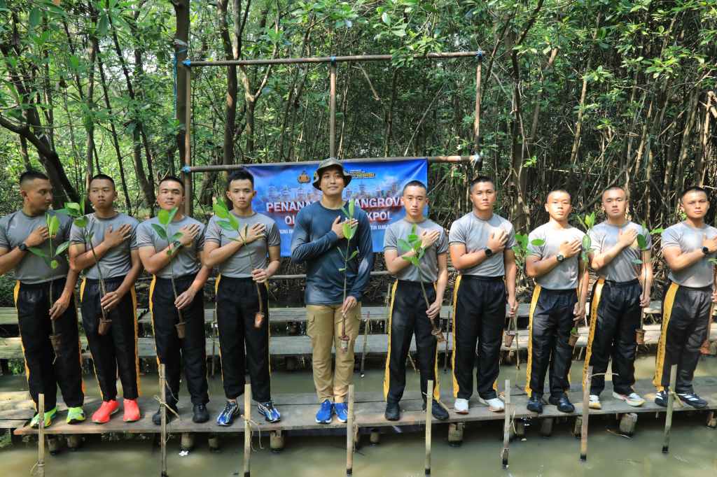 Taruna Bhayangkara Hijaukan Negeri Lewat Aksi Penanaman 100 Pohon Bakau di Jakarta&nbsp;Utara