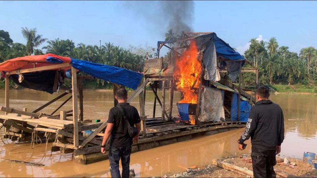 Polsek Sitiung I Koto Agung Tindak Tambang Emas Ilegal di Sungai&nbsp;Batanghari