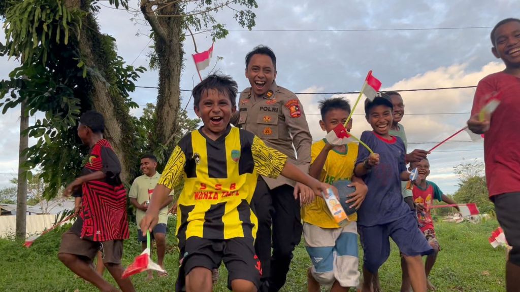 Satgas Ops Damai Cartenz Bangun Kedekatan Lewat Bermain Sepak Bola Bersama Anak-Anak&nbsp;Mimika