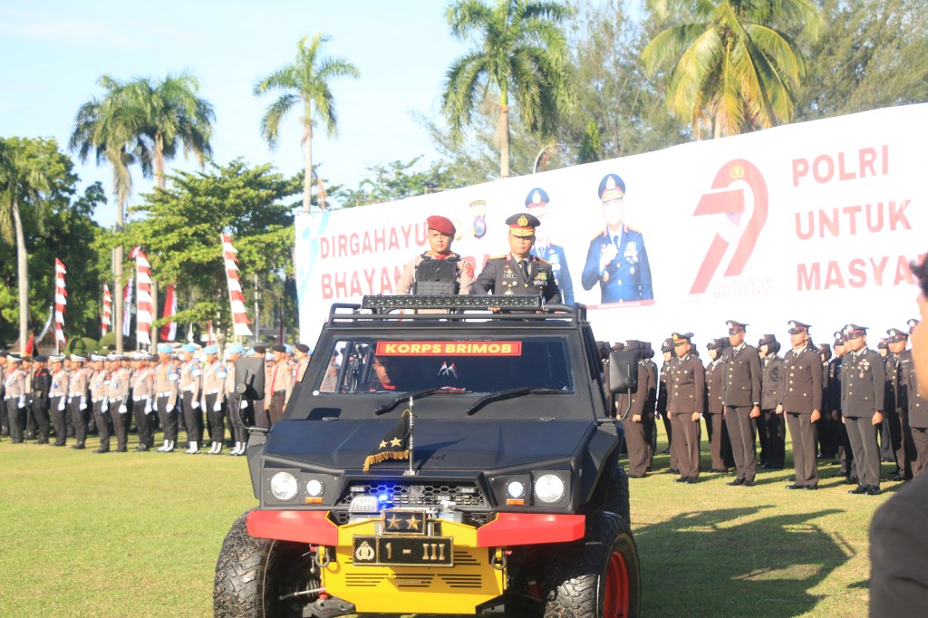 Kapolda Sumbar Pimpin Upacara Hari Bhayangkara ke-79 di Lapangan Istana Gubernur Sumatera&nbsp;Barat.