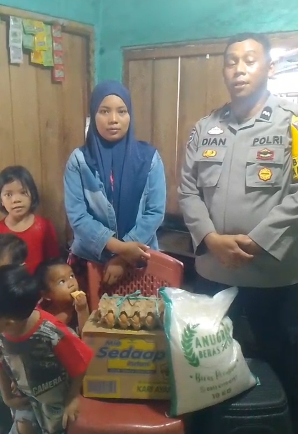 Tak Peduli Hujan, Aipda Dian Wihendro Ratno Kembali Berbagi untuk Warga Kurang Mampu di Banuaran Nan&nbsp;XX