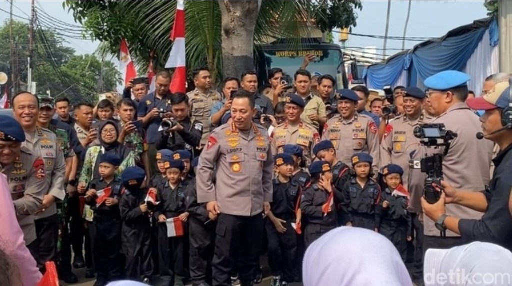 Resmikan SPPG di Mako Brimob Depok, Kapolri Disambut Brimob&nbsp;Cilik