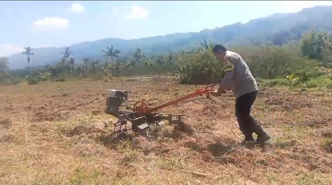 Bawa Mesin Bajak: Bripka Weldy Tunjukkan Wujud Nyata Polisi Bersama Rakyat
