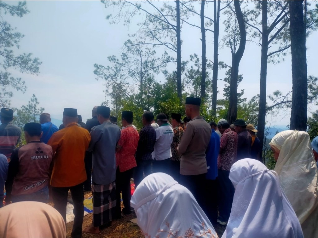 Kapolsek Talawi, Iptu Aripin Dalimuthe, Hadiri Kegiatan Masyarakat di Desa Tumpuk Tangah Laksanakan Sholat&nbsp;Istisqa