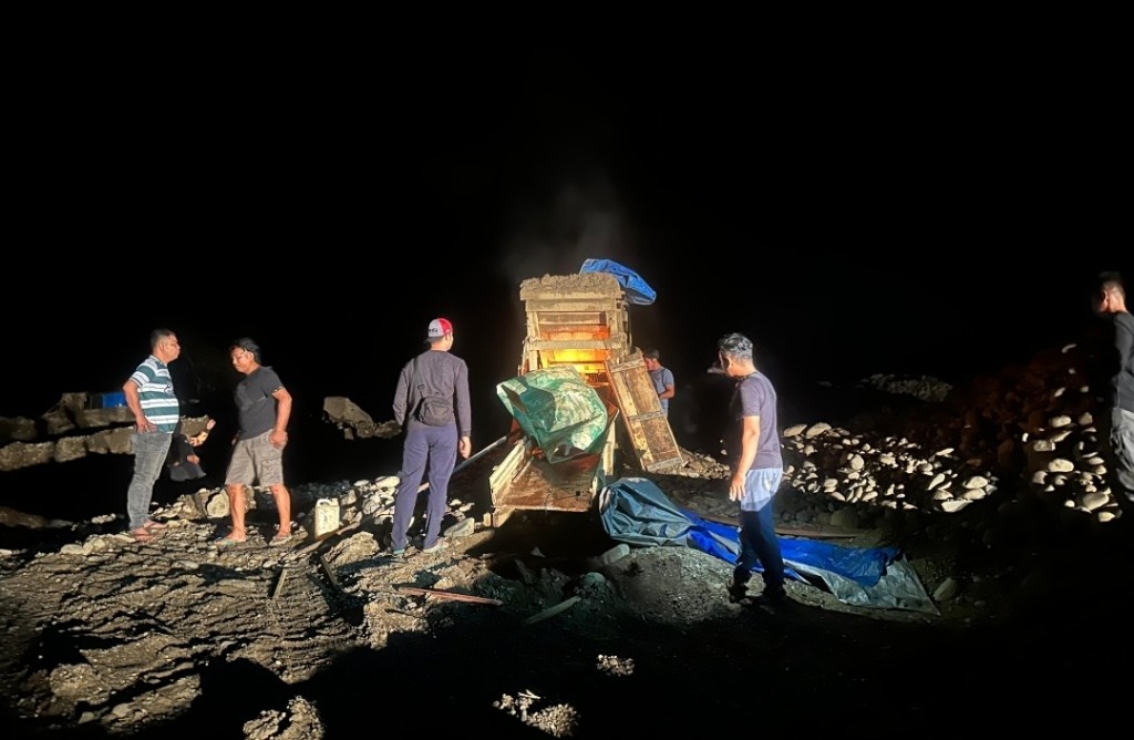 Tak Kenal Lelah, Gabungan Satgas Anti Ilegal Minning Polres Solsel dan Ditreskrimsus Polda Sumbar Kembali Tertibkan Tambang Ilegal di 2 Lokasi di Kec. Sungai&nbsp;Batanghari.