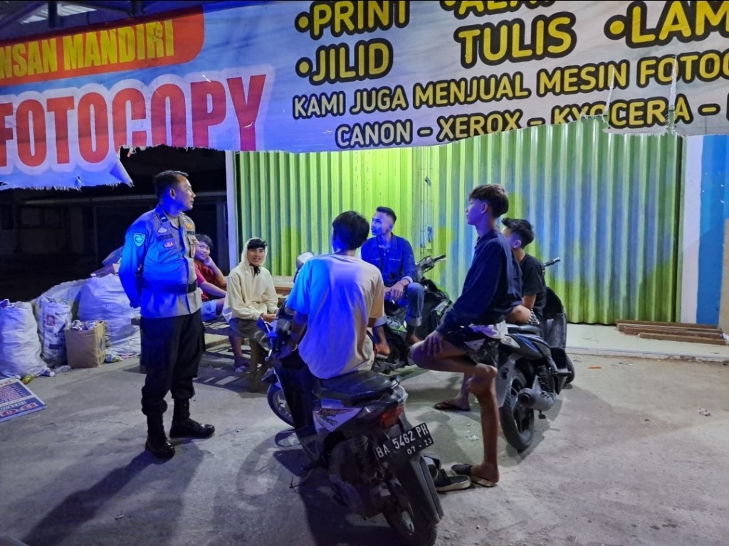 Personel Polsek X Koto Dibawah Laksanakan Patroli Dialogis pada Malam Hari untuk Antisipasi Gangguan&nbsp;Kamtibmas