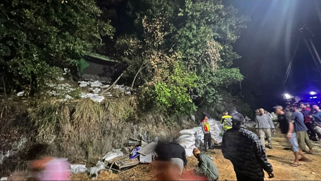 Personel Polres Padang Panjang Amankan TKP Kecelakaan Truk Tunggal Diduga Akibat Rem&nbsp;Blong