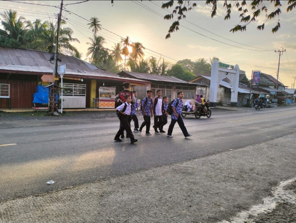 Pagi yang Tertib, Jalan yang Aman: Polsek Tanjung Mutiara Hadirkan Senyuman di Setiap&nbsp;Persimpangan
