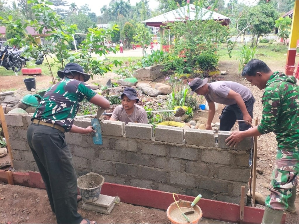 Kolaborasi Membangun Nagari: Bhabinkamtibmas Turun Langsung di TMMD ke-125 Lubuk Gadang&nbsp;Selatan