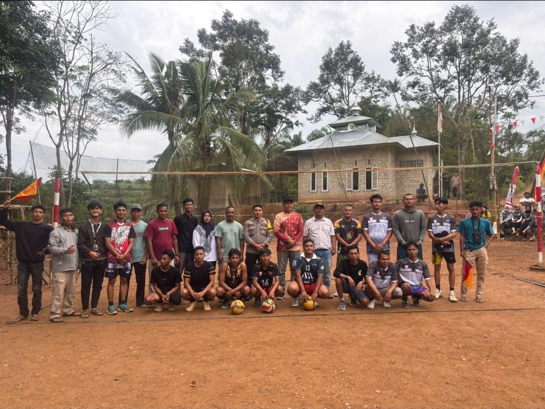 Bhabin Masuk Lapangan! Brigadir Roki Hadiri Pembukaan Voli Cup Antar Jorong di Sungai Kunyit Barat
